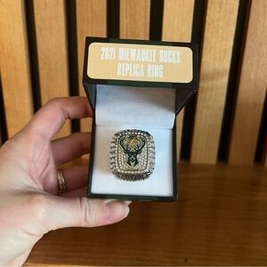 NWOT 2021-2022 Milwaukee Bucks Replica Championship Ring